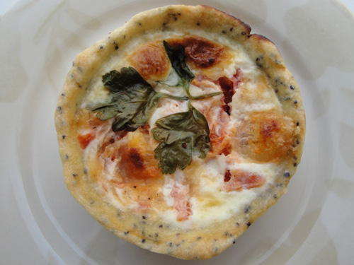 Маковые тарталетки с моцареллой